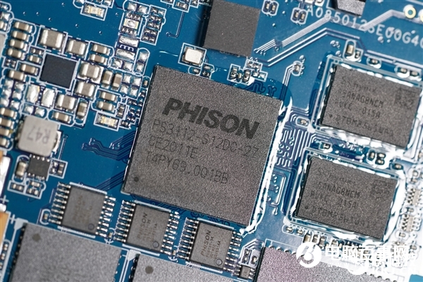 19999元！影馳16TB企業(yè)級SSD拆解圖賞 16顆存儲芯片太壯觀