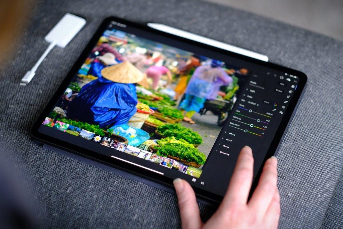 預(yù)計(jì)蘋果明年上半年的 iPad Pro 為 mini LED 面板，而下半年將采用 OLED 面板