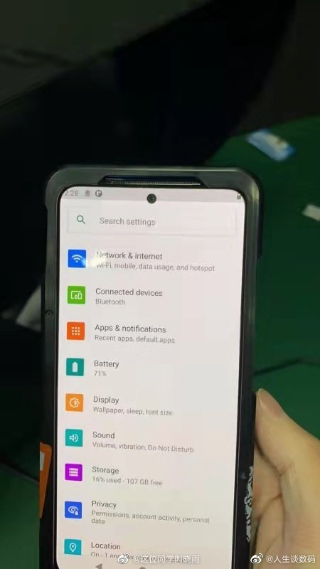 Redmi旗艦！疑似Redmi K40真機(jī)諜照曝光：采用OLED挖孔屏