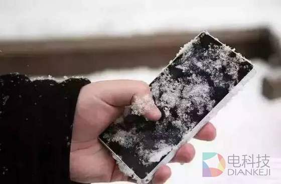 寒流來襲有些iPhone凍關(guān)機了 這鍋蘋果該背嗎？