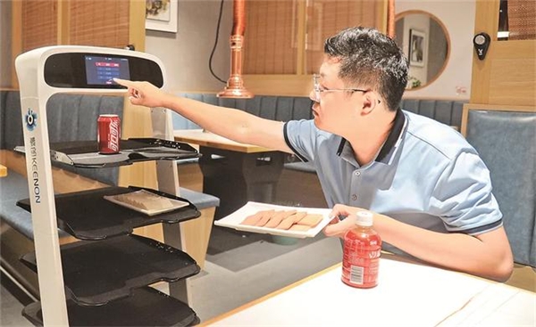 三四線城市迎來科技創(chuàng)新 送餐機(jī)器人進(jìn)入黃金時代