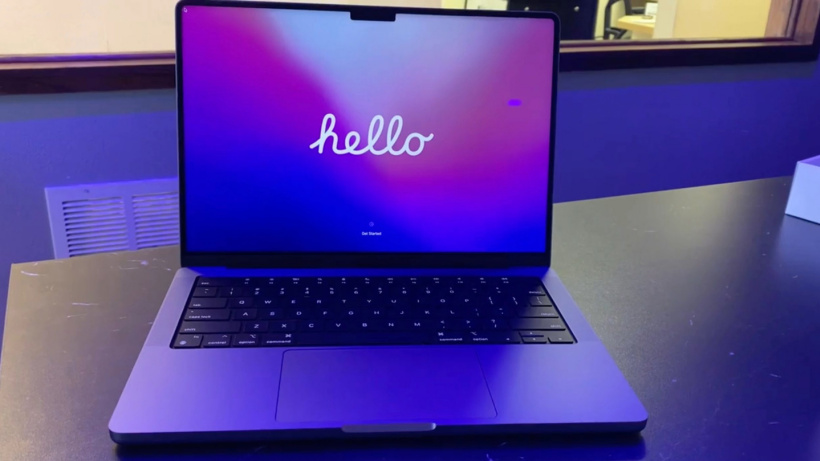 全新蘋果 M1 Pro/Max 版 MacBook Pro 14 開箱實(shí)拍照片曝光：劉海屏、全黑鍵盤設(shè)計(jì)