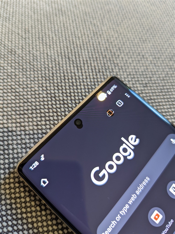 Android 12新旗艦谷歌Pixel 6 Pro出現(xiàn)罕見bug:?jiǎn)瓮诳鬃兂呻p挖孔
