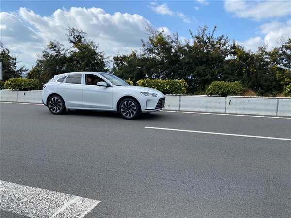 華為、賽力斯聯(lián)手打造！AITO首款車型問界M5實車上路：神似保時捷Maccan