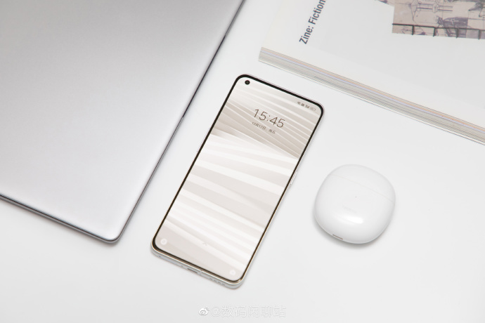 realme 真我 GT2 Pro 正面曝光：左上角打孔，邊框極窄