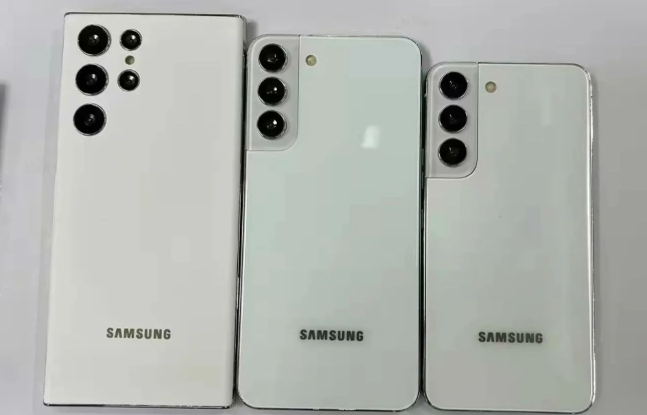 三星 Galaxy S22 與蘋果 iPhone 13 Pro Max 外觀對(duì)比