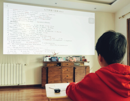 推薦適合孩子上網(wǎng)課的投影儀，當(dāng)貝X3超高亮度看得清上網(wǎng)課更護眼