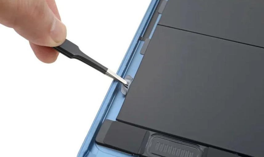 蘋果 iPad Air 5 拆解顯示：內(nèi)部配備拉片，便于更換電池